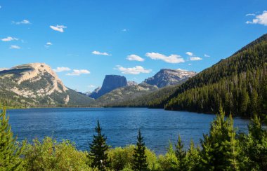 Wyoming, ABD 'deki Wind River Range' deki güzel dağ manzaraları. Yaz mevsimi.