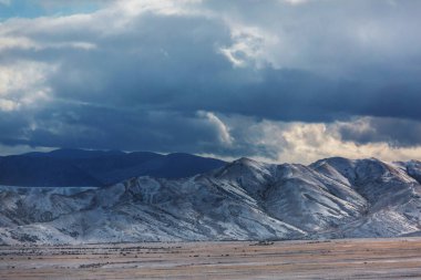 Kış mevsiminde dağları kaplayan kar