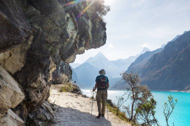 Cordillera dağlarında yürüyüşçü, Peru, Güney Amerika