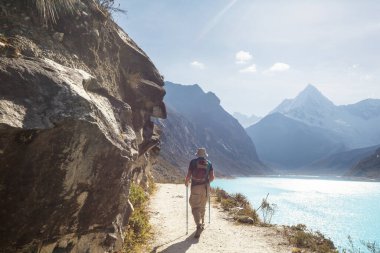 Cordillera dağlarında yürüyüşçü, Peru, Güney Amerika