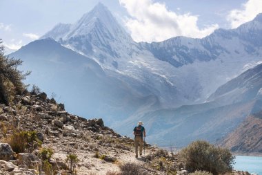 Cordillera dağlarında yürüyüşçü, Peru, Güney Amerika