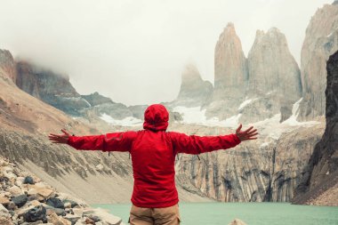 Patagonya 'daki Torres del Paine Ulusal Parkı' nda yürüyüşçü.