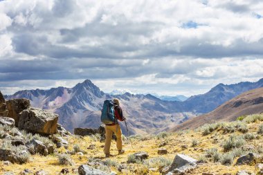 Cordillera dağlarında yürüyüş sahnesi, Peru