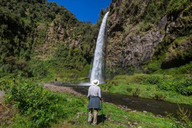 Orta Amerika, Belize 'de şelale yakınında dinlenen bir turist