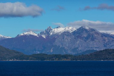 Arjantin, Güney Amerika 'da Bariloche yakınlarındaki güzel göl manzaraları