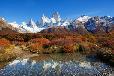 Ünlü Cerro Fitz Roy ve Cerro Torre. Patagonya, Arjantin 'in en güzel ve vurgulanması en zor zirvelerinden biri. Sonbahar mevsimi.
