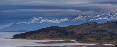 Dünyanın sonu. Beagle çevresindeki güzel doğal manzara. Ushuaia, Arjantin 'deki ses.