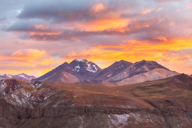 Aconcagua yakınlarındaki en yüksek dağlar Mendoza bölgesinde, Arjantin, Güney Amerika