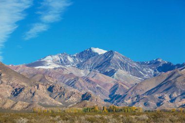 Aconcagua yakınlarındaki en yüksek dağlar Mendoza bölgesinde, Arjantin, Güney Amerika