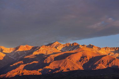 Aconcagua yakınlarındaki en yüksek dağlar Mendoza bölgesinde, Arjantin, Güney Amerika