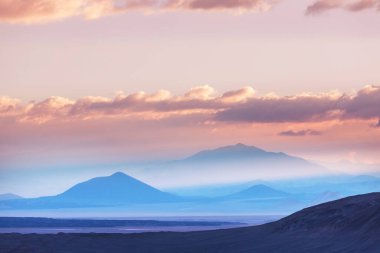 Güney Amerika, Bolivya 'da gün doğumunda dağ silueti