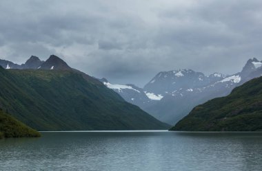 Yazın Alaska 'nın Picturesque Dağları. Kar, kütleleri, buzulları ve kayalık tepeleri kapladı. Güzel doğal arkaplan.