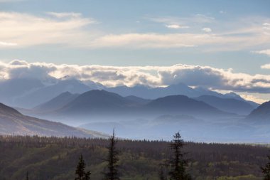 Yazın Alaska 'nın Picturesque Dağları. Kar, kütleleri, buzulları ve kayalık tepeleri kapladı. Güzel doğal arkaplan.