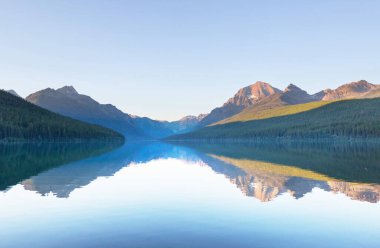 Güzel Bowman göl yansıması muhteşem dağların buzul Milli Parkı, Montana, ABD ile.