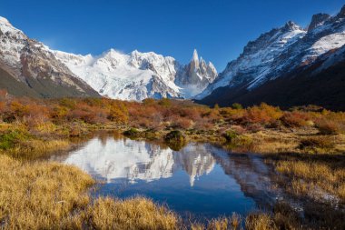 Arjantin 'in Patagonya dağlarındaki meşhur Cerro Torre zirvesi. Güney Amerika 'daki güzel dağ manzaraları. Sonbahar mevsimi.