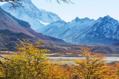 Gün doğumunda dağlarda renkli sonbahar mevsimi