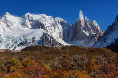 Arjantin 'in Patagonya dağlarındaki meşhur Cerro Torre zirvesi. Güney Amerika 'daki güzel dağ manzaraları. Sonbahar mevsimi.