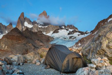 Ünlü Cerro Fitz Roy ve Cerro Torre. Patagonya, Arjantin 'in en güzel ve vurgulanması en zor zirvelerinden biri.
