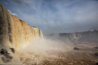 Arjantin 'e Iguassu (Iguazu) şelalesi - Brezilya sınırı, Instagram filtresi. Ormanlarda güçlü şelaleler.