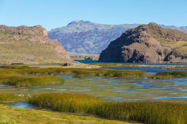 Patagonya 'daki güzel dağ manzaraları. Güney Amerika, Arjantin 'de dağlar gölü.