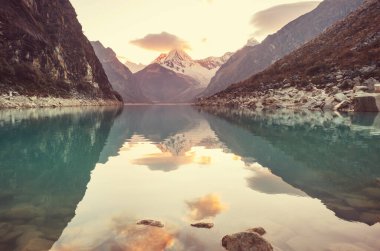 Cordillera Blanca, Peru, Güney Amerika 'daki Paron Gölü.