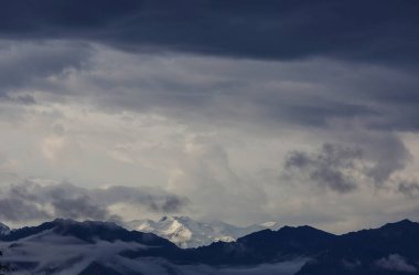 Yazın Alaska 'nın Picturesque Dağları. Kar, kütleleri, buzulları ve kayalık tepeleri kapladı. Güzel doğal arkaplan.