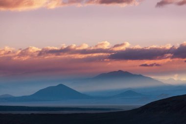 Güney Amerika, Bolivya 'da gün doğumunda dağ silueti