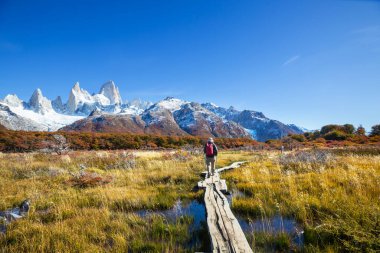 Patagonya dağlarında yürüyüş, Arjantin sonbahar mevsiminde.