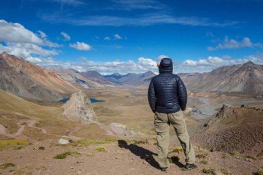 İnsanlar Valle Hermosa, Arjantin, Güney Amerika 'daki muhteşem dağ manzaralarına dikkatle bakıyorlar.
