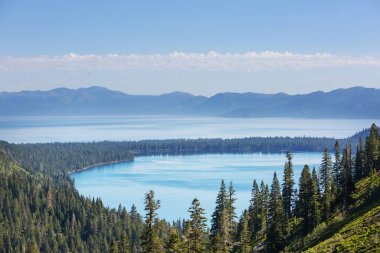 Kış erken dağlarında güzel bir doğa manzarası. Sierra Nevada manzaraları. ABD, Kaliforniya. Seyahat ve kış tatili geçmişi.