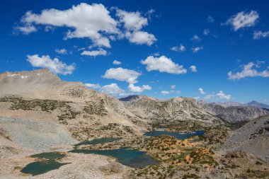 Kış erken dağlarında güzel bir doğa manzarası. Sierra Nevada manzaraları. ABD, Kaliforniya. Seyahat ve kış tatili geçmişi.