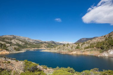 Kış erken dağlarında güzel bir doğa manzarası. Sierra Nevada manzaraları. ABD, Kaliforniya. Seyahat ve kış tatili geçmişi.