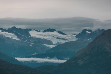 Yazın Alaska 'nın Picturesque Dağları. Kar, kütleleri, buzulları ve kayalık tepeleri kapladı. Güzel doğal arkaplan.