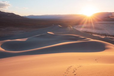 Kaliforniya, ABD 'deki kum tepeleri. Güzel doğa manzaraları gündoğumu arka planında seyahat eder