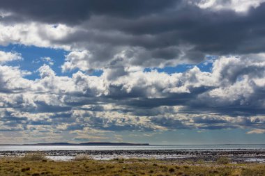 Ulusal Park Monte Lyon, Patagonya, Arjantin 'de güzel bir gün doğumu. Atlantik kıyıları gün doğumunda.