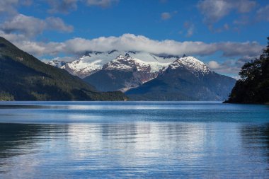 Patagonya 'daki güzel dağ manzaraları. Güney Amerika, Arjantin 'de dağlar gölü.