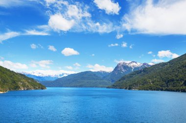 Patagonya 'daki güzel dağ manzaraları. Güney Amerika, Arjantin 'de dağlar gölü.