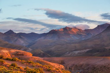 Bolivya altiplanosundaki alışılmadık dağlar Güney Amerika 'yı geziyor.
