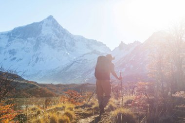 Sonbahar dağlarında yürüyüş. Sonbahar mevsimi teması.