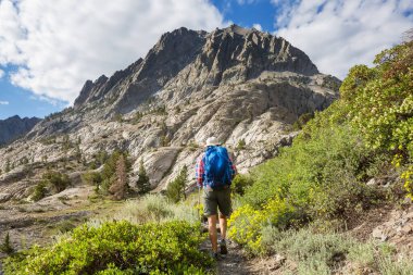 Sierra Nevada dağlarında yürüyen yürüyüş ekipmanlı bir adam, Kaliforniya, ABD