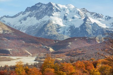 Dağlarda renkli sonbahar mevsimi