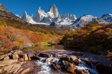 Ünlü Cerro Fitz Roy ve Cerro Torre. Patagonya, Arjantin 'in en güzel ve vurgulanması en zor zirvelerinden biri. Sonbahar mevsimi.