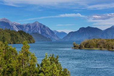 Arjantin, Güney Amerika 'da Bariloche yakınlarındaki güzel göl manzaraları