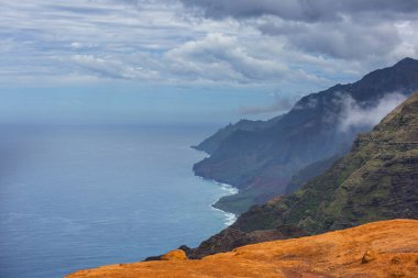 Kauai, Hawaii, ABD 'deki güzel yeşil uçurumlar.