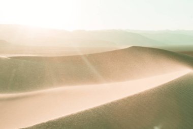 Uzak çöldeki bozulmamış kum tepeleri