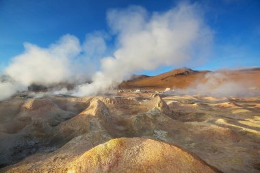 Geyser Sol de Manana, Bolivya. Güney Amerika 'da güzel sıradışı doğal manzaralar.