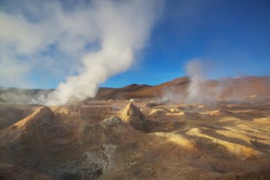 Geyser Sol de Manana, Bolivya. Güney Amerika 'da güzel sıradışı doğal manzaralar.