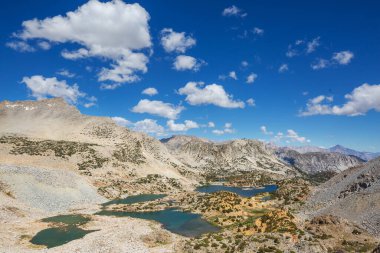 Kış erken dağlarında güzel bir doğa manzarası. Sierra Nevada manzaraları. ABD, Kaliforniya. Seyahat ve kış tatili geçmişi.