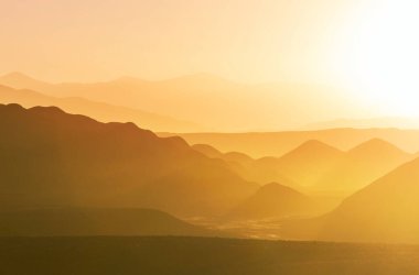 Dağlarda manzaralı günbatımı. Güzel doğal arkaplan.