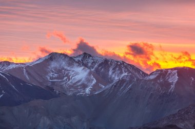Dağlarda manzaralı günbatımı. Güzel doğal arkaplan.